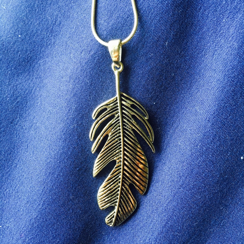 Leaf Pendant Long Necklace NWOT